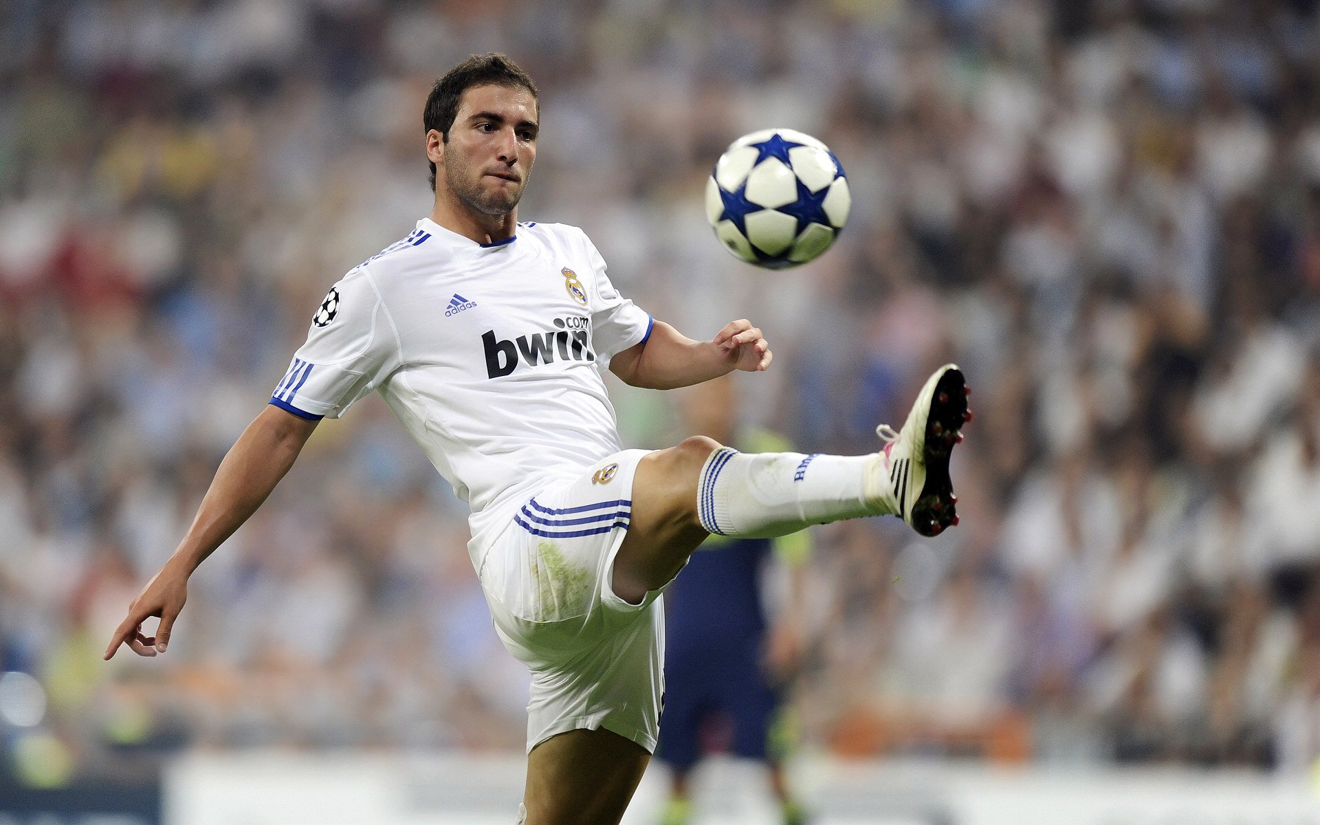 足球世界的平行宇宙，当德甲争冠战遇见伊拉克击溃阿根廷的启示