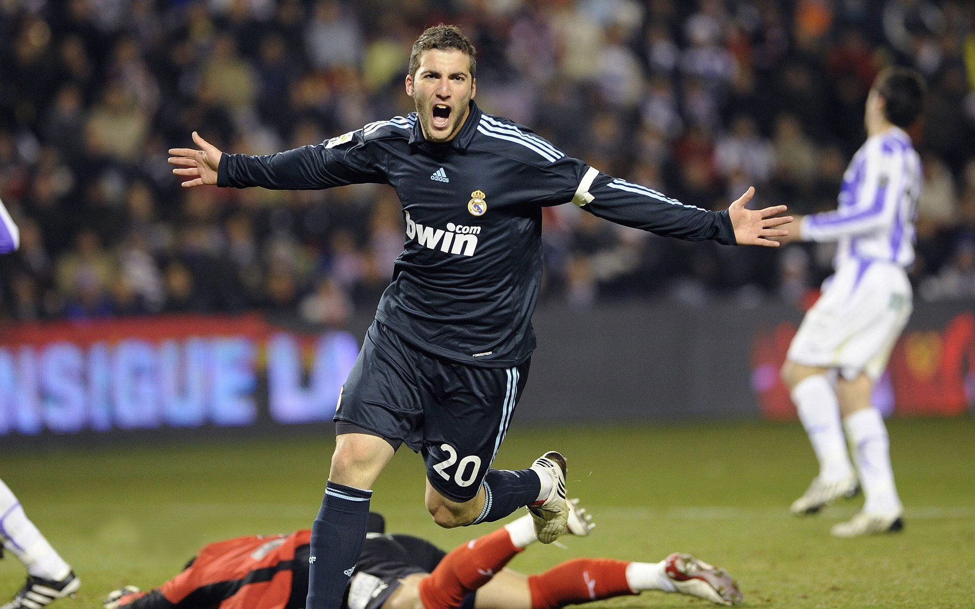 赛道烽火，汉密尔顿点燃赛场，迈凯伦鏖战雷诺车队